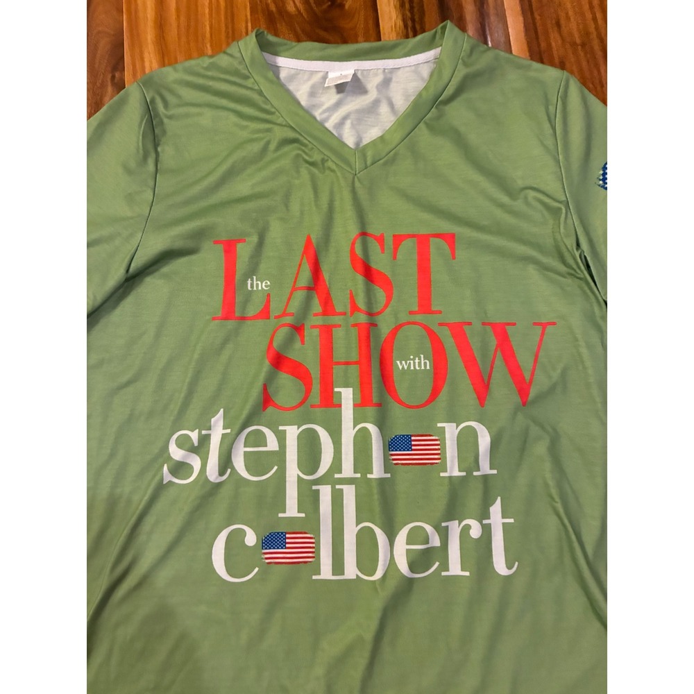 Stephen Colbert The‎ Last Show Graphic T-Shirt Green V-Neck USA Flag Large - Picture 2 of 8